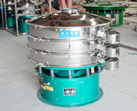 旋振篩多采用立式振動(dòng)電機(jī)作為激振來(lái)源，利用偏心塊的夾角的不同實(shí)現(xiàn)物料在篩網(wǎng)上運(yùn)動(dòng)的軌跡調(diào)整。
