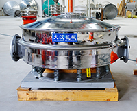 直排篩可分為單雙振動(dòng)源兩種，但其電機(jī)是懸掛在振動(dòng)篩框的外側(cè)，振動(dòng)理相對(duì)比較大。